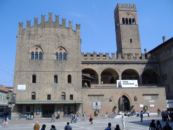 bologna_vecchio_building