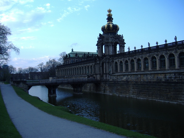 dresden_zwinger_river