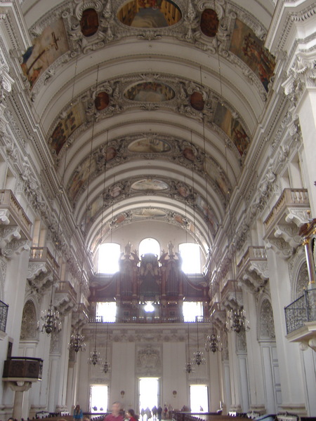 salzburg_dom_along