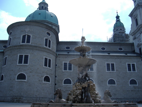 salzburg_residenz_statue1