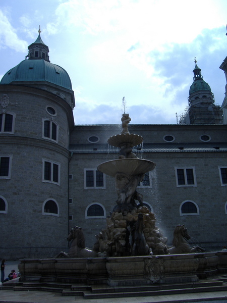 salzburg_residenz_statue2