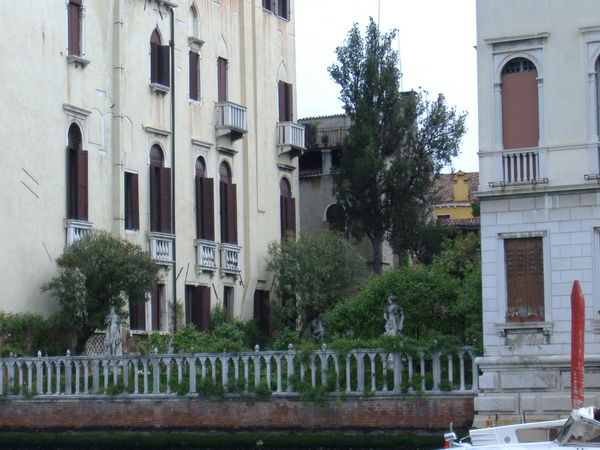 venice_canal2_garden