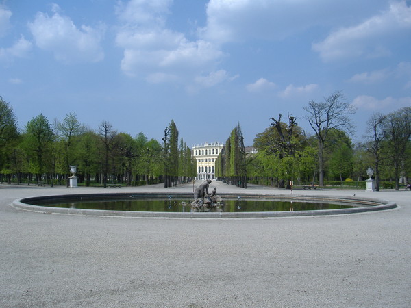 vienna_schloss_fountain