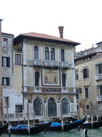 venice_canal2_building3